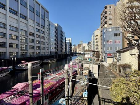 浅草橋　神田川に停泊する屋形船 河津桜,街並み,春の写真素材