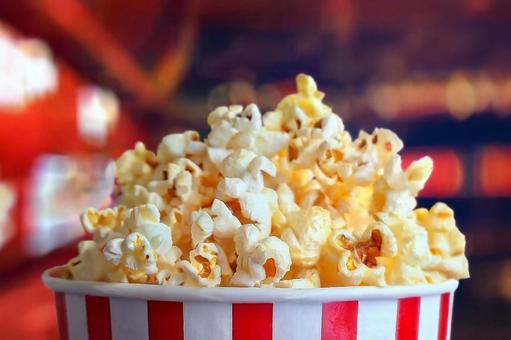 映画館の売店で買うポップコーン 映画館の売店で買うポップコーンの写真