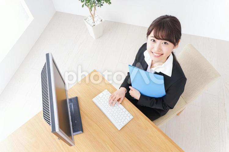 オフィスでデスクワークをする女性 女性,ビジネス,ビジネスウーマンの写真素材