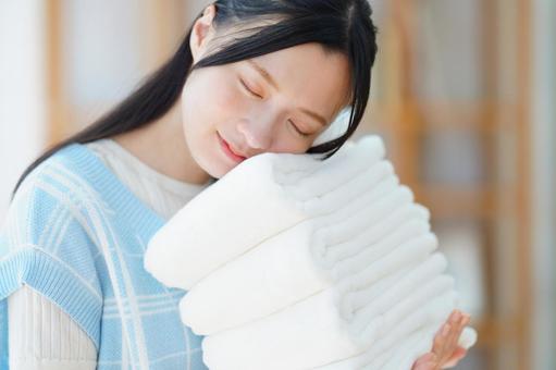 目を瞑りタオルを持つ黒髪女性 女性,日本人,タオルの写真素材