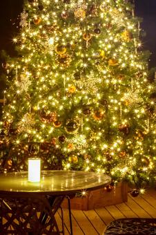 きらめく金色のクリスマスツリー きらめく金色のクリスマスツリー クリスマス,クリスマスツリー,イルミネーションの写真素材
