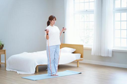 真剣な顔でトレーニングチューブを持つ女性 女性,トレーニングチューブ,ゴムチューブの写真素材