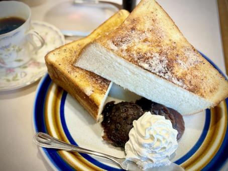 喫茶店の厚切りあんバタートースト 小倉トースト,あんこ,食パンの写真素材