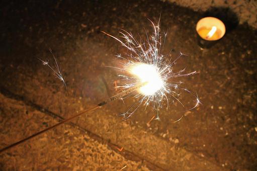 夏の夜に家族で楽しむ「綺麗な手花火」 夏の夜に家族で楽しむ「綺麗な手花火」の写真