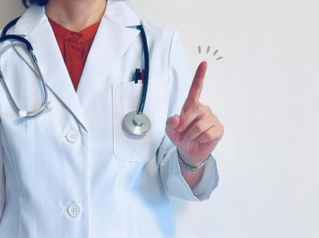 健康でいるためのコツを教える女医 健康でいるためのコツを教える女医 ポイント,女医,一番の写真素材