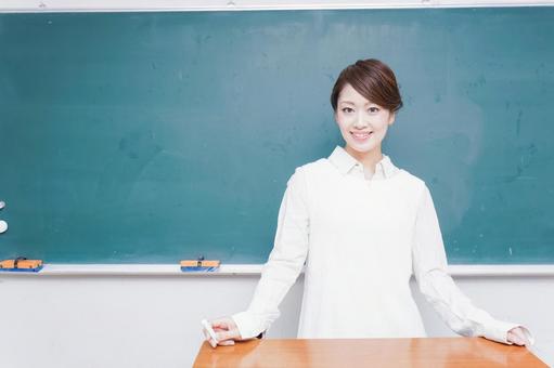 授業をする女性教師 授業をする女性教師 教室,教育者,若いの写真素材