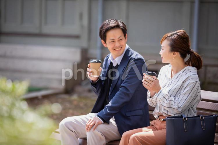 カジュアルビジネスの会社員 休憩,笑顔,コーヒーの写真素材