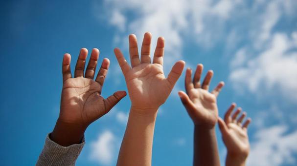 子どもたちの手の写真