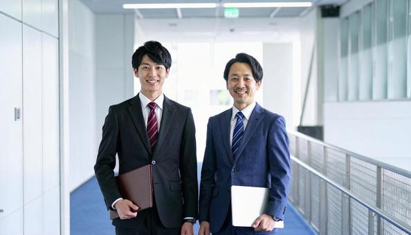 笑顔のビジネスマン二人 笑顔のビジネスマン二人の写真
