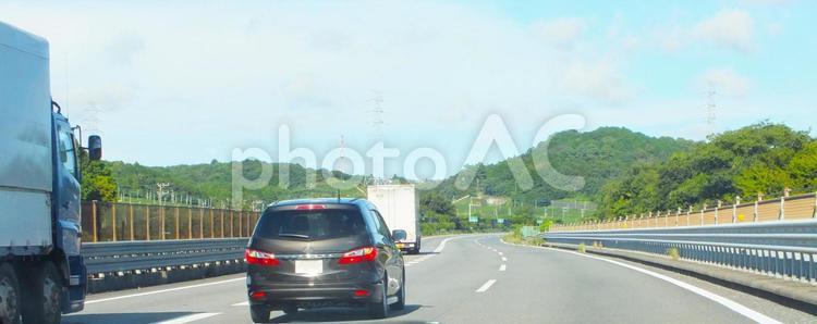 トラックを追い越す乗用車 追い越し,トラック,乗用車の写真素材