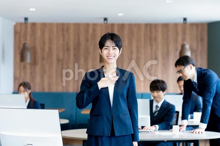 オフィスで働くビジネスウーマン ビジネスウーマン,オフィス,笑顔の写真素材
