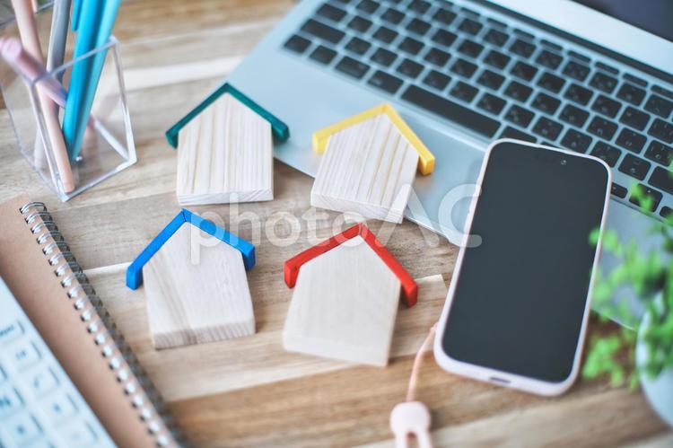 複数並んだカラフルな屋根の家とスマホ 家,住宅,ローンの写真素材