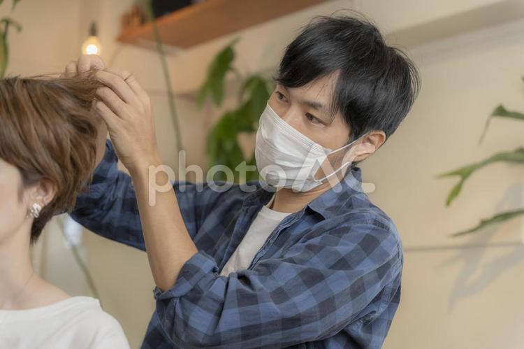 美容師のマスク男性 美容師,美容室,マスクの写真素材