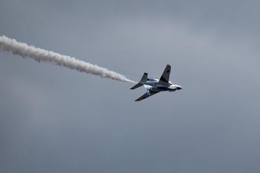 ブルーインパルス　スロー・ロール　2の写真