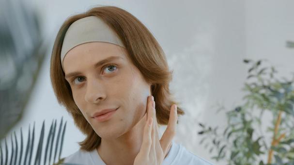 顎を触るヘアバンドをした男性 男性,外国人,欧米人の写真素材