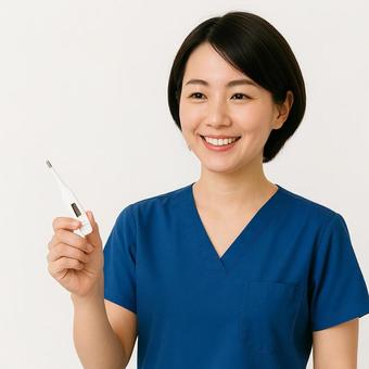 体温計を持つ笑顔の看護師 体温計を持つ笑顔の看護師の写真