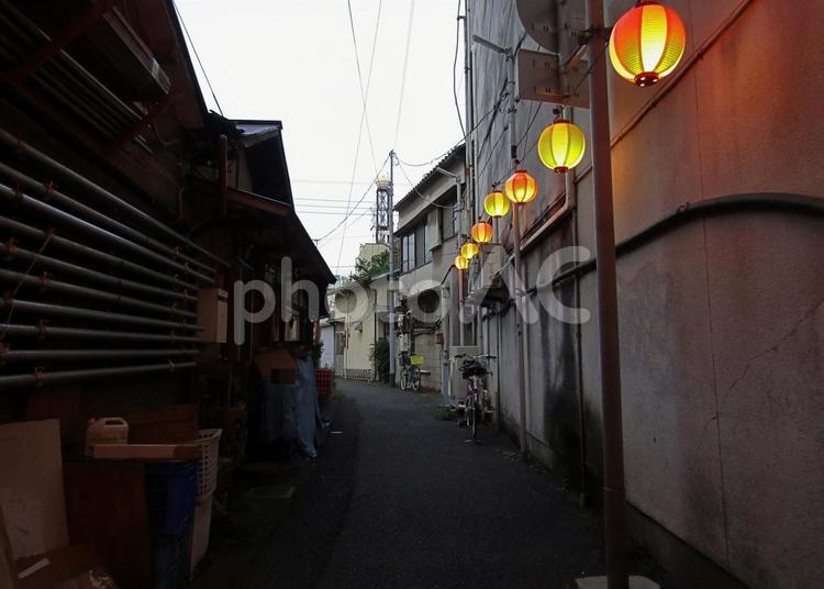 きみが振り向いた夕暮れ時 景色,風景,街景色の写真素材
