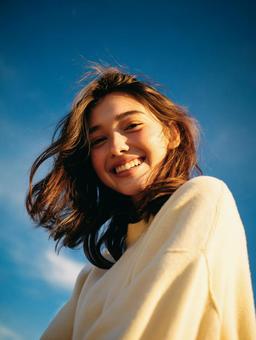 晴れやかな一日：若者の活気ある表情の写真