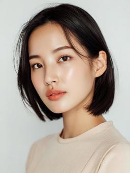 白い服の美しいショートヘア女性 白い服の美しいショートヘア女性の写真
