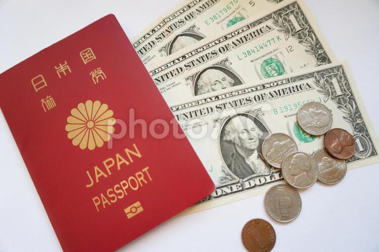パスポートとアメリカのお金 bill,coin,moneyの写真素材