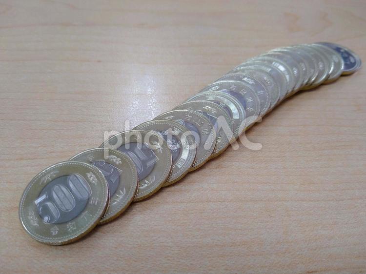 一列に並べた500円玉 500円,貨幣,玉の写真素材