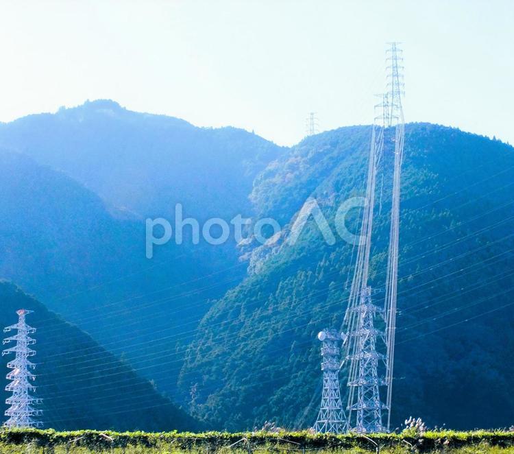 山の頂上の送電塔から伸びる長い送電線 鉄塔,送電塔,送電の写真素材