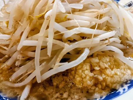 ラーメンにのせたニンニクの接写 ラーメンにのせたニンニクの接写 もやし,野菜,フレッシュの写真素材