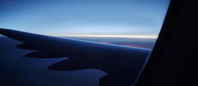 夕暮れの空と飛行機の翼 夕暮れの空と飛行機の翼の写真