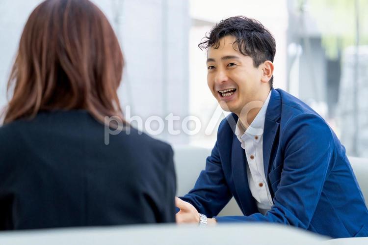 ミーティングをする男女のビジネスマン 男性,女性,ビジネスの写真素材