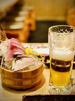 新鮮なお刺身と生ビール 新鮮なお刺身と生ビール カンパチ,ぶり,炙りの写真素材