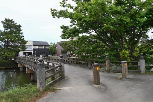島根県松江城の堀に架かる宇賀橋 島根県松江城の堀に架かる宇賀橋の写真