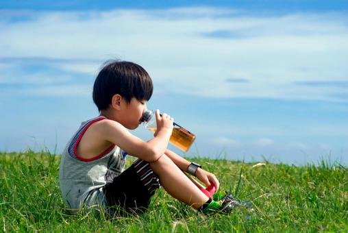 <素材>公園遊び中に水筒のお茶を飲む少年 <素材>公園遊び中に水筒のお茶を飲む少年 子供,男性,人物の写真素材