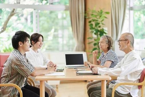 Young couple and old couple talking with a smile, a smile, conversation, if the couple, JPG