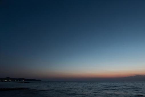 夕暮れ海面に煌めく星の瞬き 夕暮れ海面に煌めく星の瞬き 夕暮れ,海,輝きの写真素材