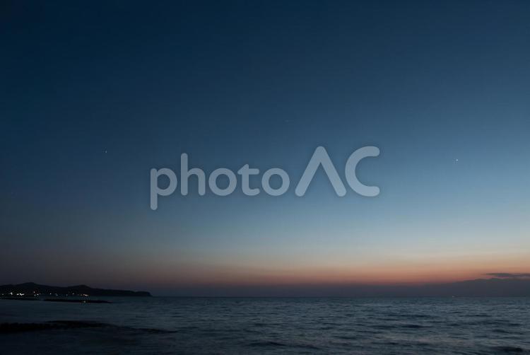 夕暮れ海面に煌めく星の瞬き 夕暮れ,海,輝きの写真素材