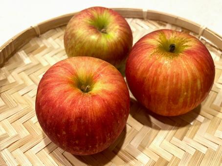 旬の国産りんご(サンつがる)03 旬の国産りんご(サンつがる)03 りんご,国産,サンつがるの写真素材