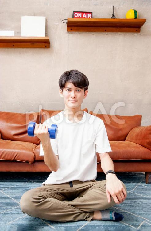家で筋トレする男性 ダンベル,トレーニング,自宅トレーニングの写真素材