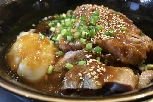 温玉のせ豚肉丼のアップ 丼ぶり,温泉卵,豚肉の写真素材