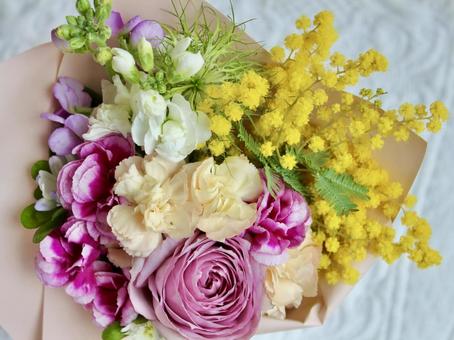 ミモザと薔薇のカラフルな花束 花束,ミモザ,女性の写真素材