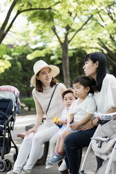 ママ友 母親 育児 ママ友 母親 育児 ママ友,公園,男性の写真素材