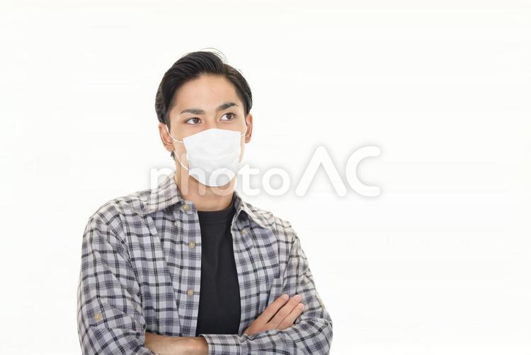 マスクを着用している男性 マスク,腕組み,人の写真素材