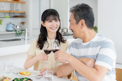 ダイニングで食事をするミドルの夫婦 食事,家族,夫婦の写真素材
