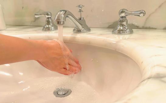 手を洗う 手を洗う 手洗い,洗面所,水を出すの写真素材