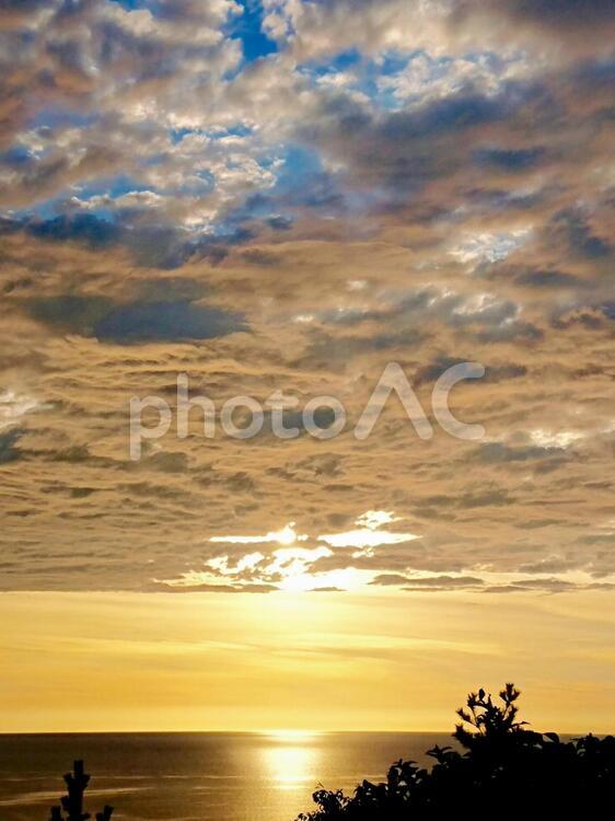 日本海の夕日と雲 日本海,富山湾,海の写真素材