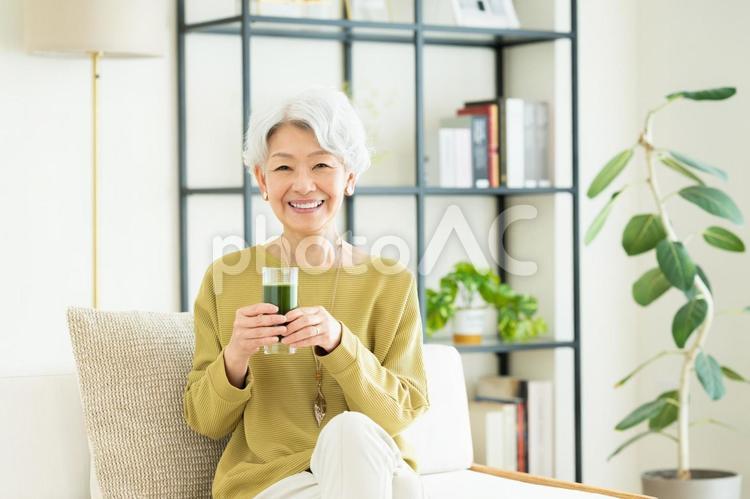 青汁を飲むシニアの女性 青汁,野菜ジュース,健康の写真素材