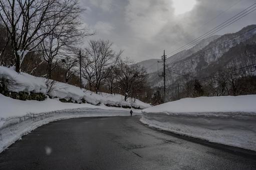 土合駅への道のり 土合駅への道のり 雪,snow,銀世界の写真素材
