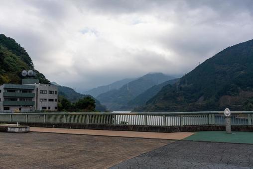 山深い湖畔の風景と施設 山,湖,ダム湖の写真素材