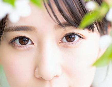 見つめる女性 見つめる女性の写真