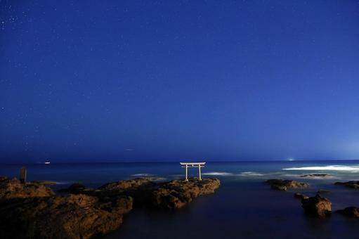 星降る大大洗磯前神社 鳥居,風景,自然の写真素材