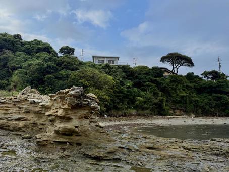 山口県彦島　竹ノ子島の磯辺 瀬戸内海,関門海峡,雲の写真素材
